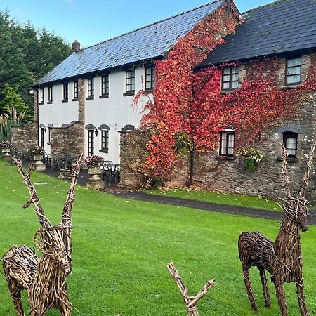 The Greyhound Inn And Hotel Usk Dış mekan fotoğraf